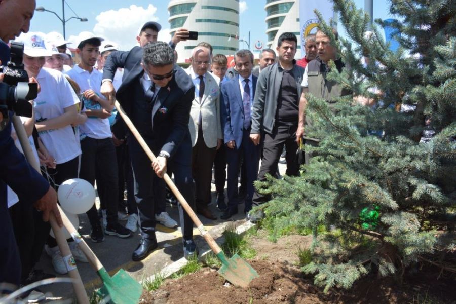Erzurum’da “Tableti, telefonu bırak doğaya bak” temalı fidan dikme etkinliği