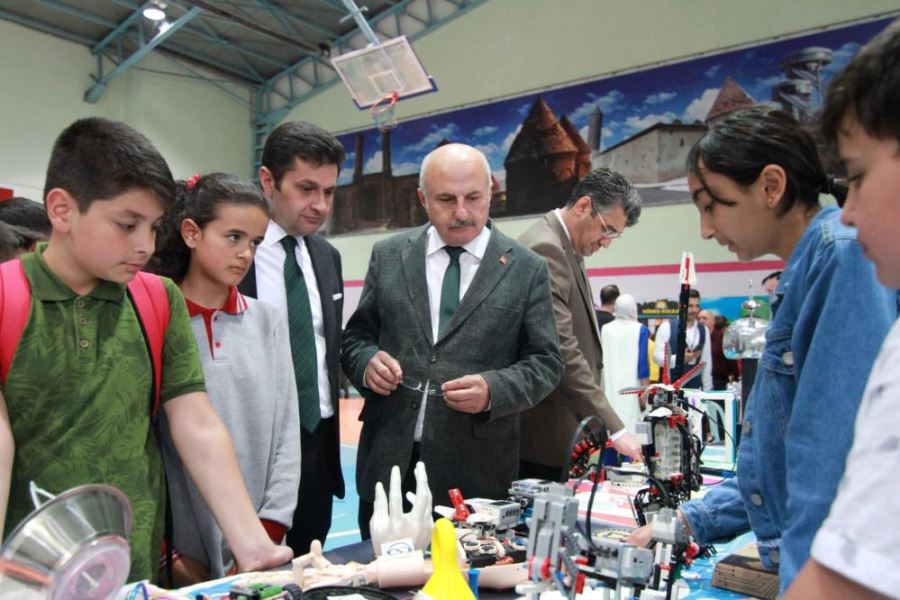  Ortaokul öğrencileri ses dalgalarını alevle somutlaştırdılar