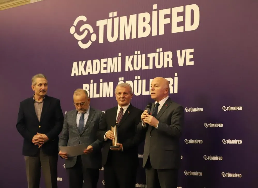Başkan Sekmen “Yılın Yöneticisi” ödülünü aldı
