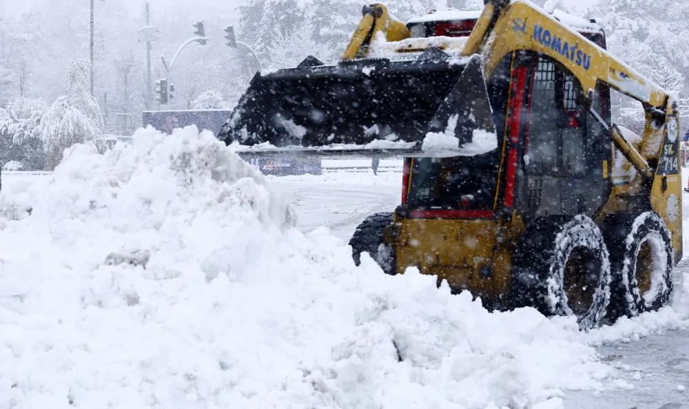 Erzurum’da kar timleri iş başında