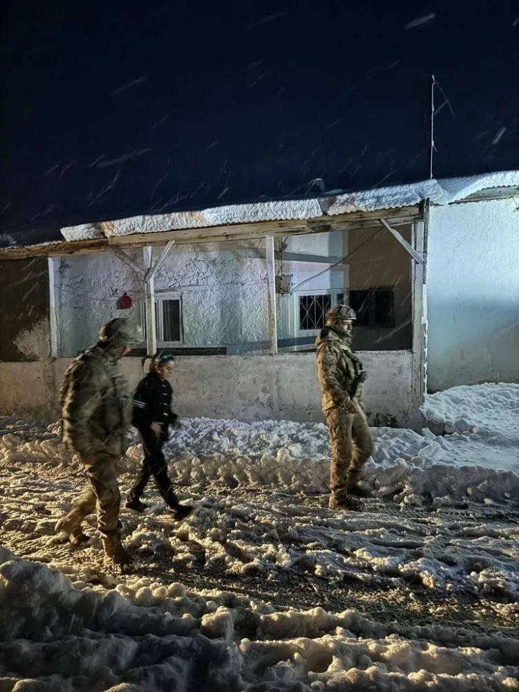 Jandarma karda mahsur olan vatandaşları kurtardı