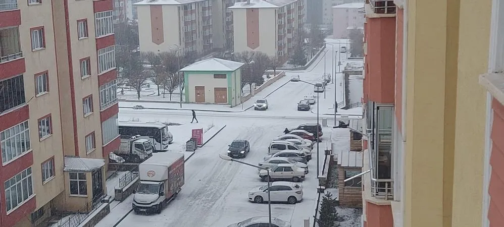 Erzurum’da kar yağışı hayatı olumsuz etkiliyor