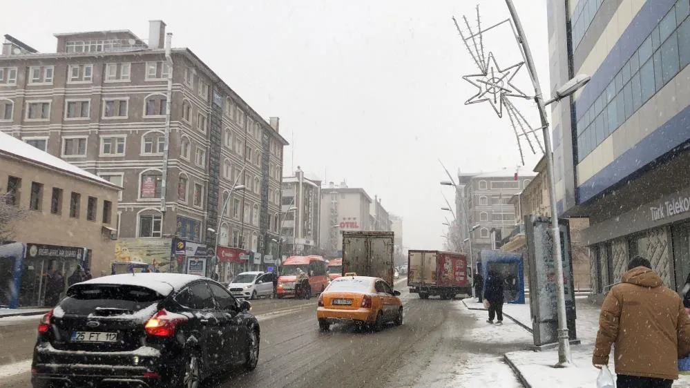Erzurum’da kar ve tipi etkili oluyor