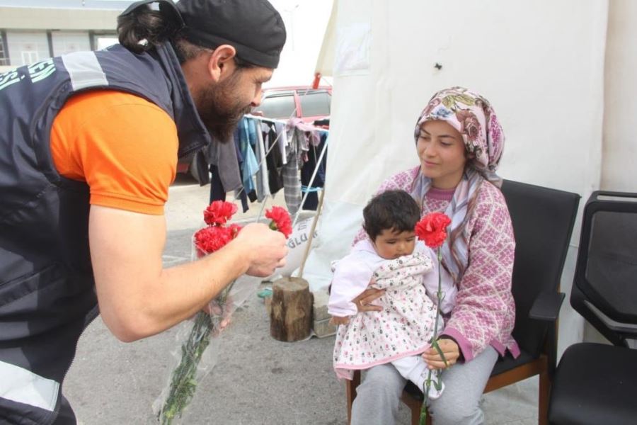 Palandöken ekibi depremzede kadınların hüznünü paylaştı