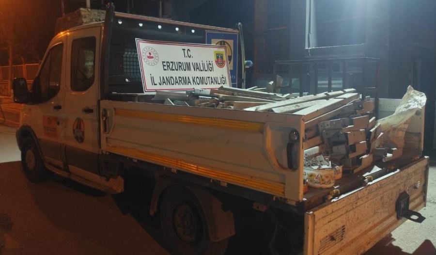 Karayollarına ait bariyeleri çalan hırsızlara Jandarma’dan suçüstü