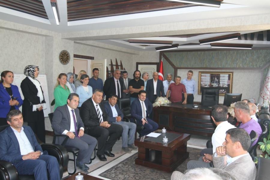 Millî Eğitim Müdürü Salih Kaygusuz çalışanlarla vedalaştı