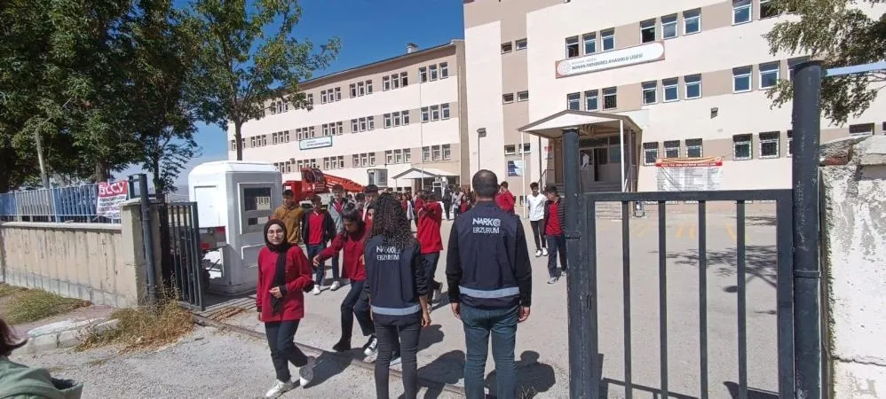 Erzurum polisinden gençlere uyuşturucu uyarısı