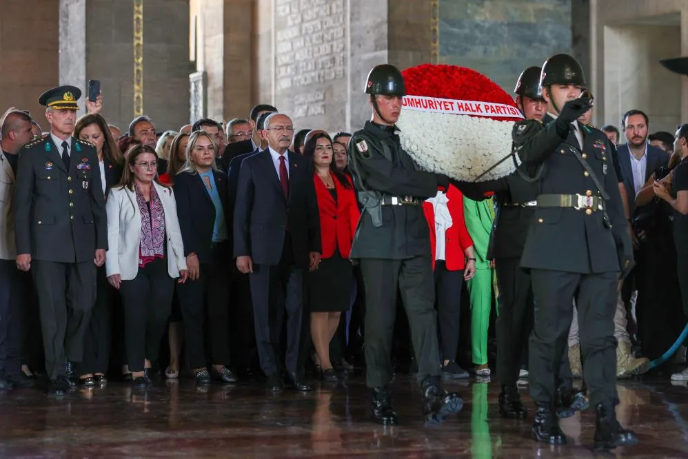 Kılıçdaroğlu, CHP’nin 100’üncü yıl etkinlikleri çerçevesinde Anıtkabir’i ziyaret etti