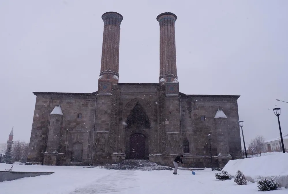 Erzurum’da kar yağışı etkili oluyor, 144 köy yolu kapalı