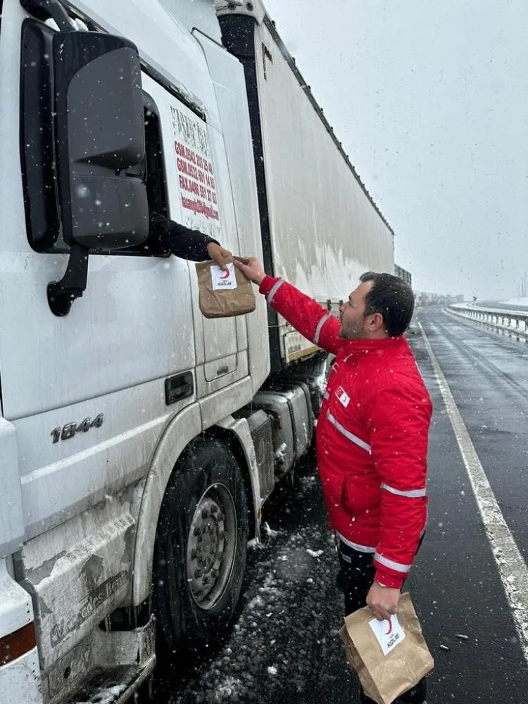 Yolda kalan araçlardaki vatandaşlara sıcak çay ve çorba ikramı