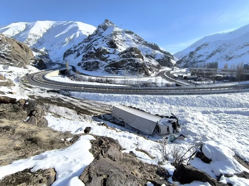 Oltu yol ayrımında bir kaza daha: TIR şarampole yuvarlandı