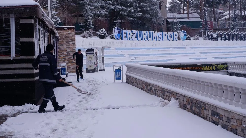 Erzurum güne karla uyandı