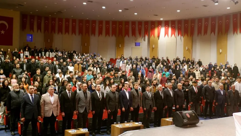 “Sanal dünyanın sarmalında vatan” paneline yoğun ilgi