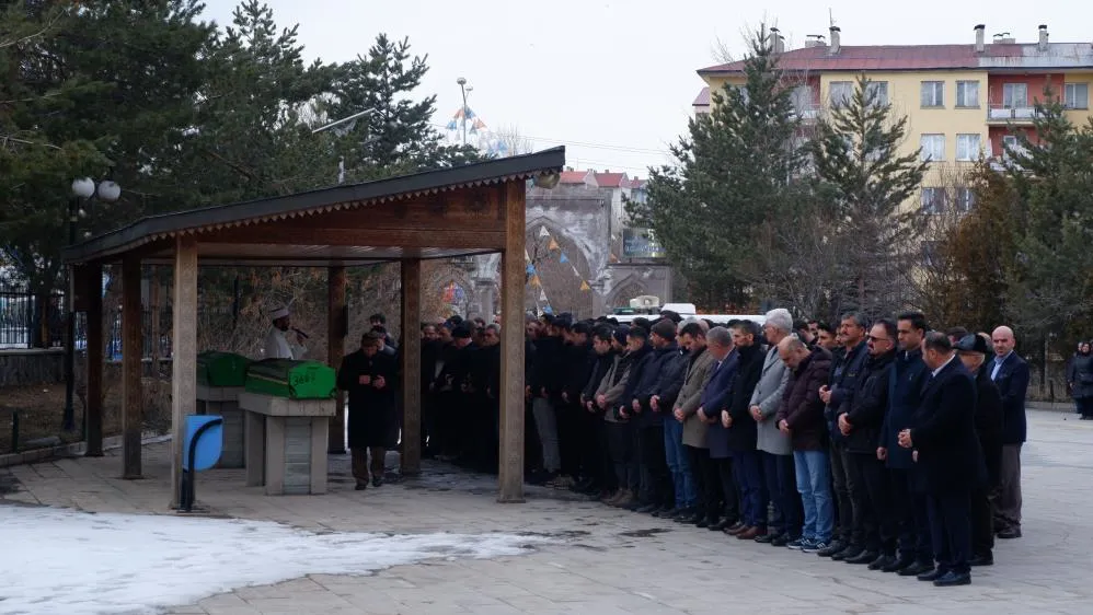 Katledilen anne ve kızı gözyaşlarıyla uğurlandı