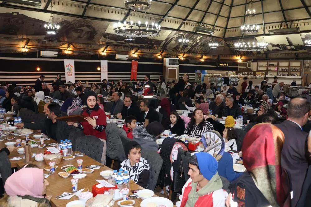 Çocuklar sevgi sofrasında iftar açtı