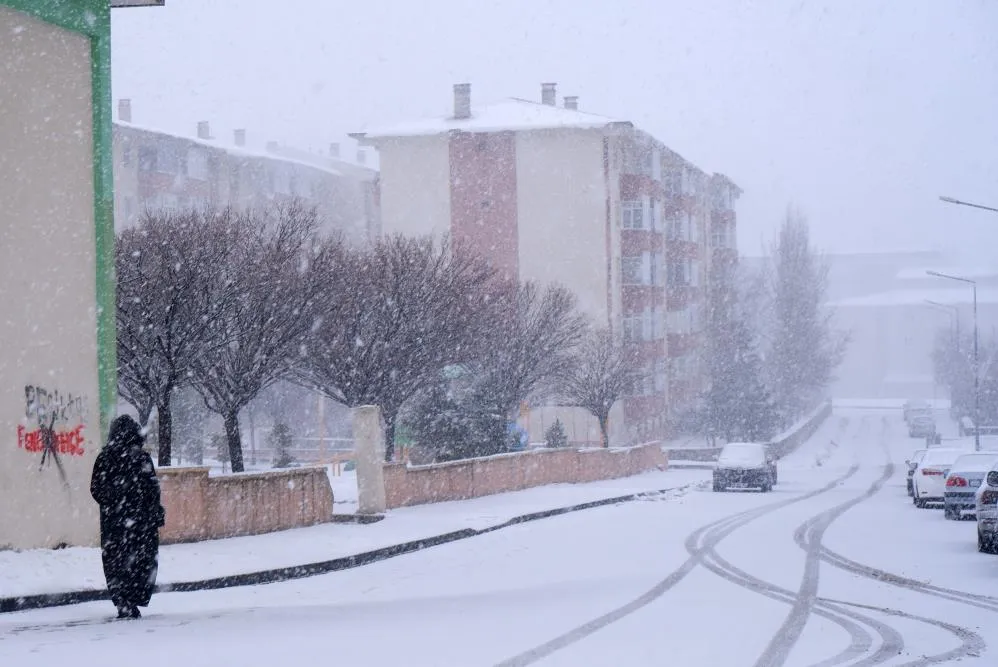 Erzurum’da kış geri döndü, 196 köy yolu kapalı