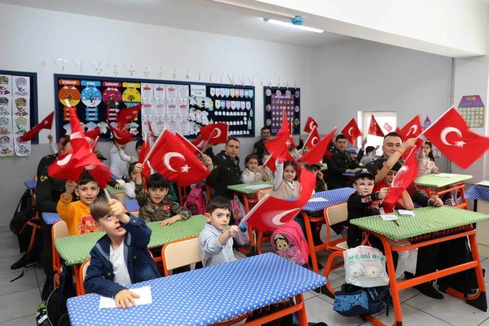 Erzurum’da öğrenciler ilk mektuplarını asker abilerine yazdı