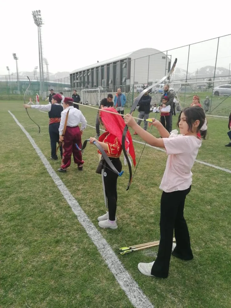 Okullar geleneksel Türk okçuluğunda yarıştı