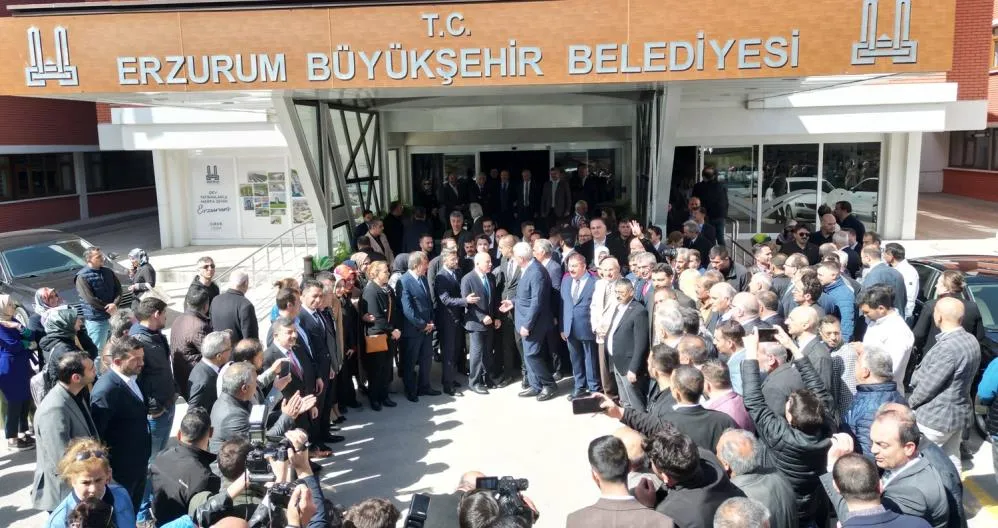 Başkan Sekmen yoğun bir ilgiyle mazbatasını aldı