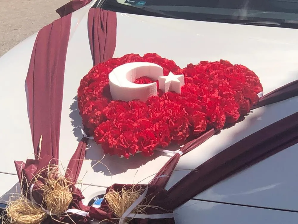 Erzurum’da gelin arabalarında ay-yıldız sevgisi