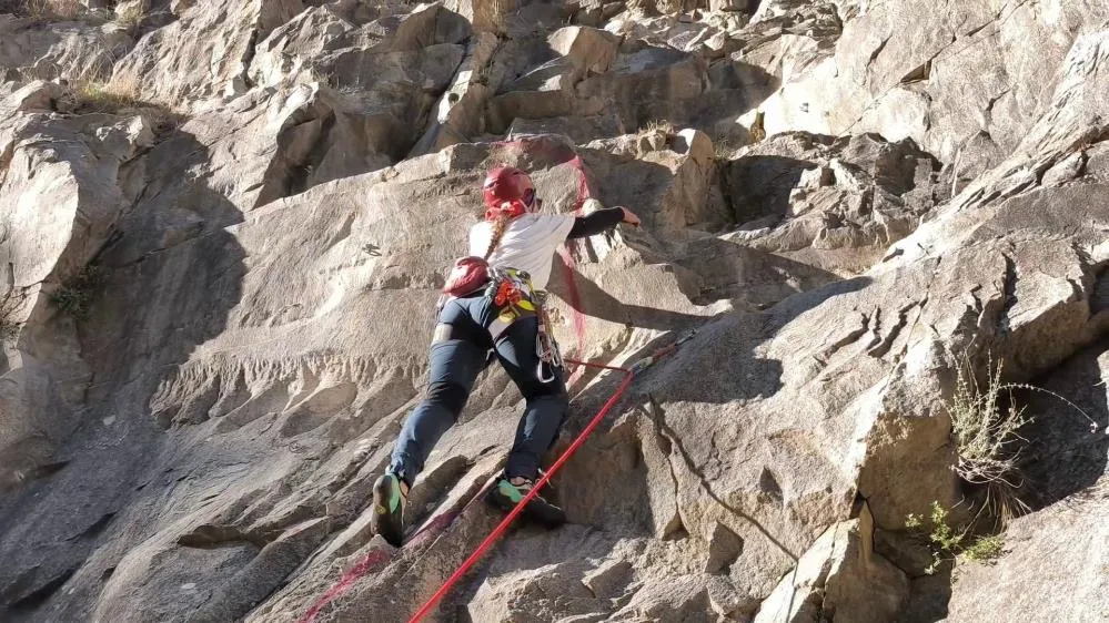 Gençlerden zorlu tırmanış eğitimi