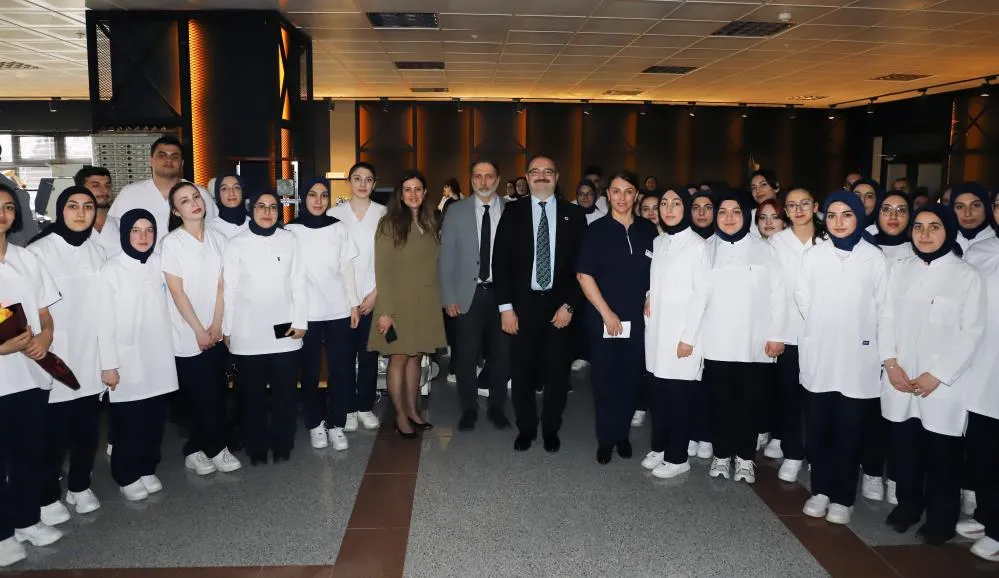 Hemşirelik fakültesinde üniforma giyme heyecanı yaşandı