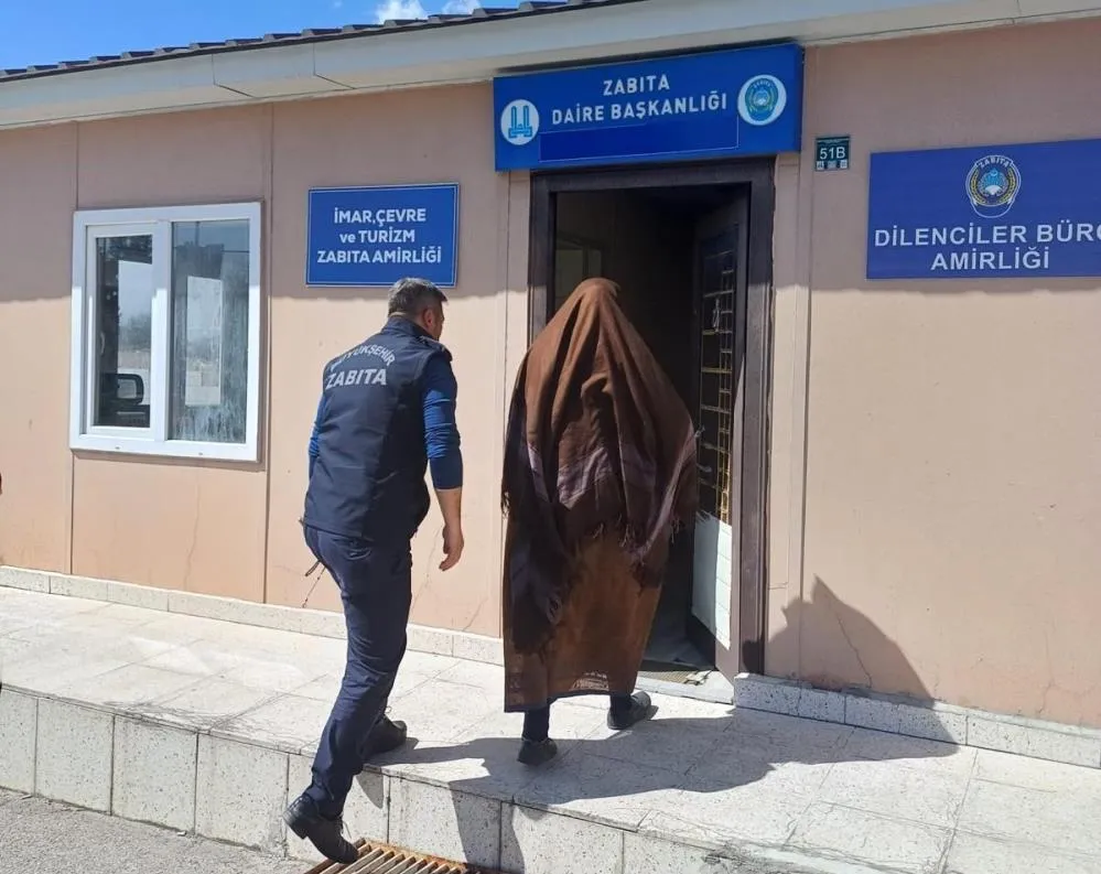Çöp kenarında dilenmek için tezgah kurdu