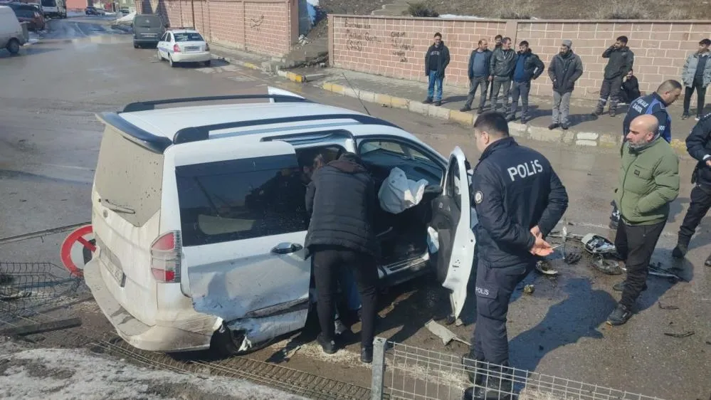 Aşkale de trafik kazası: 2 yaralı
