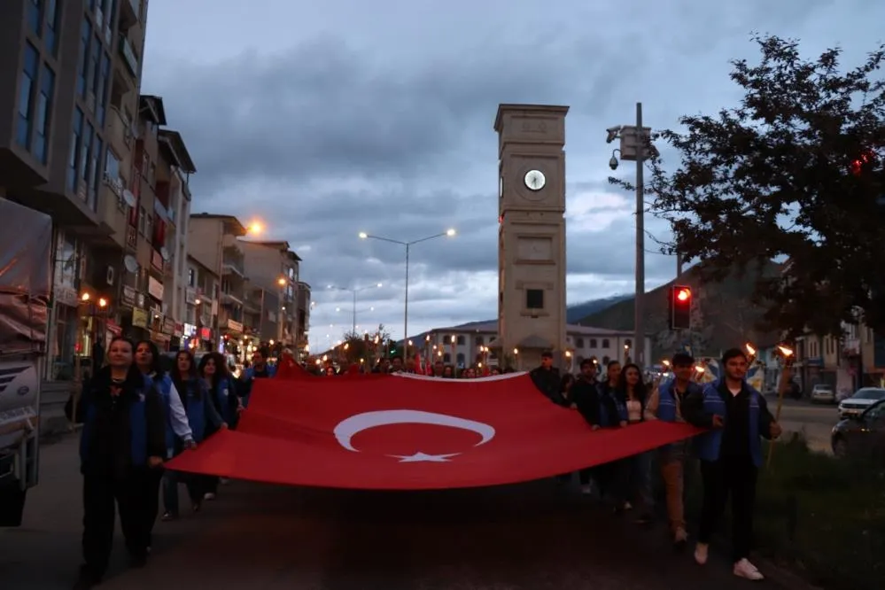 Gençler meşalelerle yürüdü