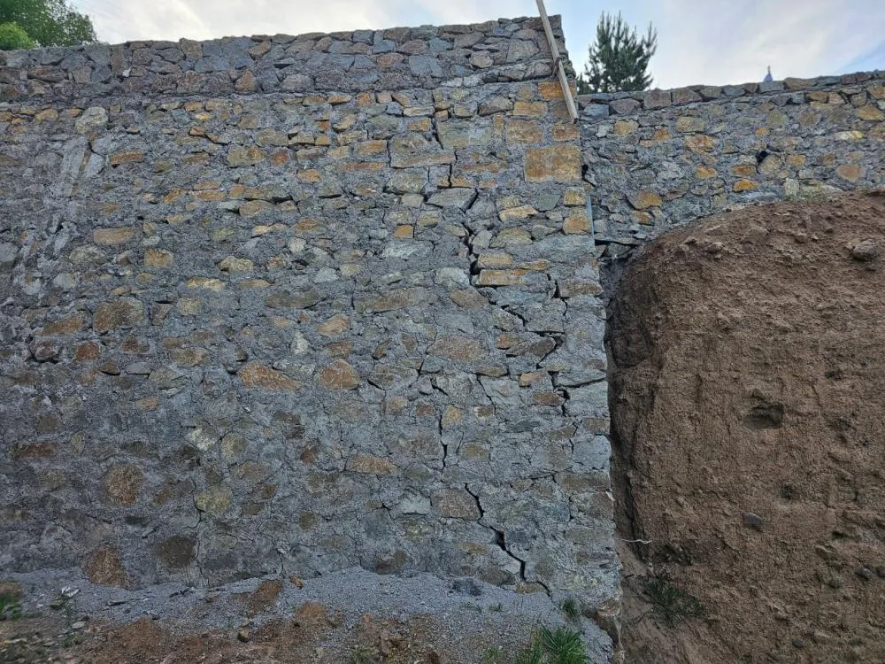 İspir’de bir yıl önce yapılan duvardaki çatlamalar vatandaşları tedirgin ediyor
