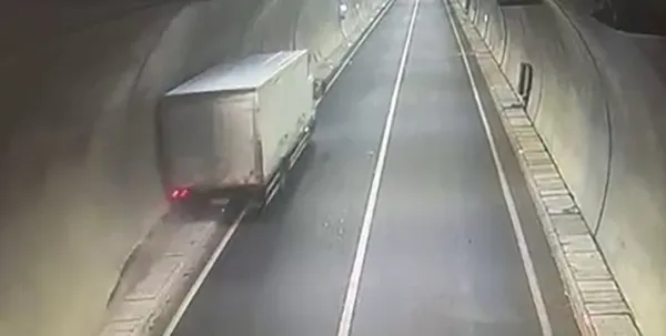 Şoförün direksiyon hakimiyetini kaybettiği kamyon tünel duvarına çarptı