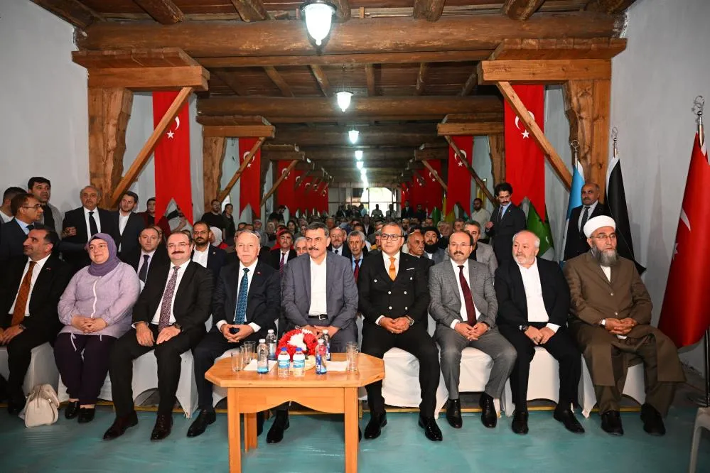 Zamana iz bırakanlara teşekkür ve plaket