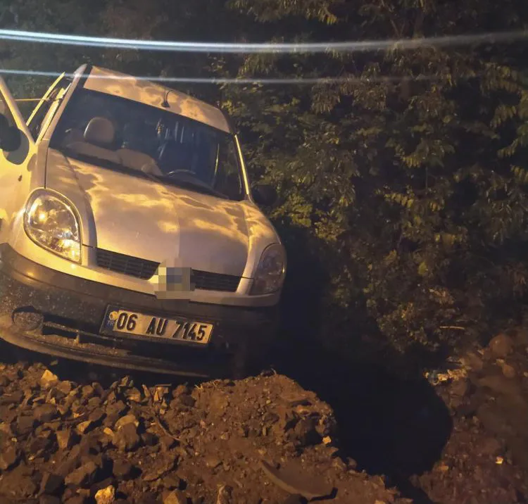 Bozuk yolu fark etmeyen sürücü şarampole düştü