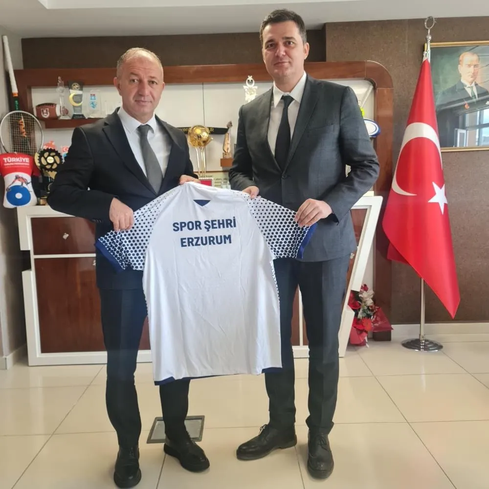 Günaydın’a forma hediye etti