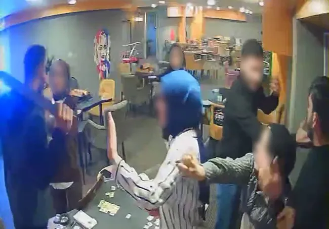 Okey masasını sallama bıçağı ile dağıttı