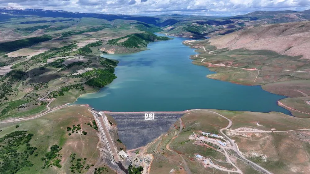 Hınıs Başköy Barajı sulama inşaatı son hızla devam ediyor