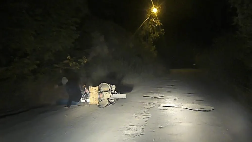 Motosikletli genç dereye uçmaktan son anda kurtuldu: Kaza anı kamerada