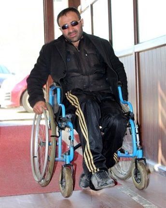 MS HASTASI ENGELLI GENÇ TEDAVI OLMAK IÇIN YARDIM BEKLIYOR