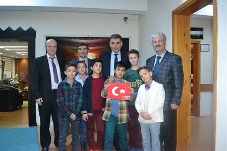 ÇOCUK EVI’NDE KALAN ÇOCUKLAR POLIS YELEGI GIYDI