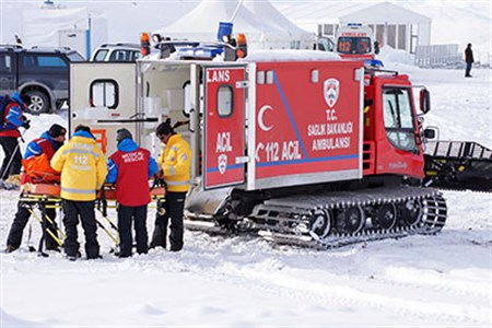 Kar ve tipi nedeniyle mahsur kalan 42 hasta kurtarildi