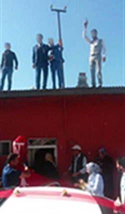 Gelin çikarma merasiminde tabancalarla havaya ates açan 2 genç tepki topladi