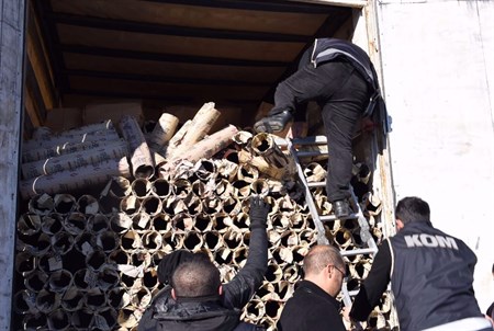Gümrük mühürlü tirda 74 bin paket kaçak sigara ele geçirildi