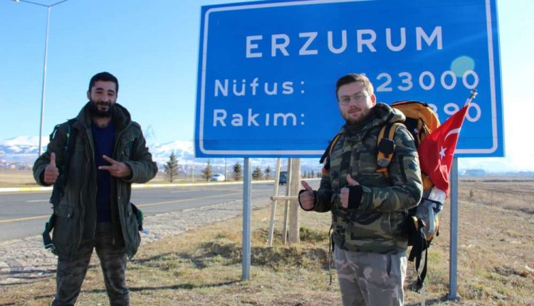 Araçlarini satip otostopla Türkiye turuna çiktilar