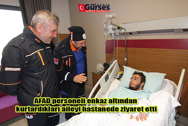 AFAD personeli enkaz altindan kurtardiklari aileyi hastanede ziyaret etti