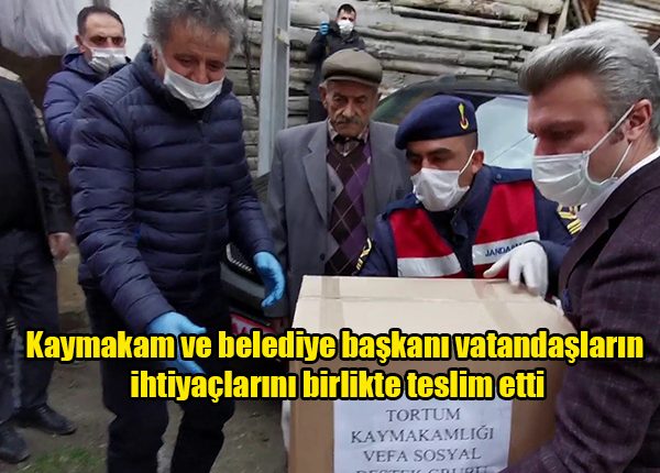 Kaymakam ve belediye baskani vatandaslarin ihtiyaçlarini birlikte teslim etti