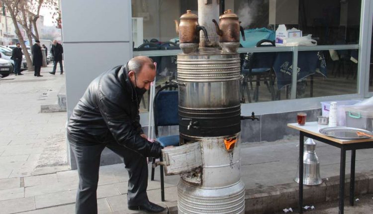 Pandemide sokaga kurdugu dev semaverle müsterilere paket çay servisi yapiyor
