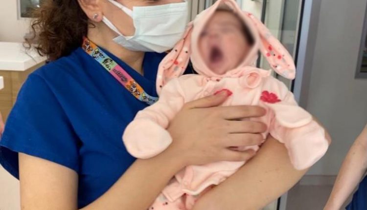 Annesinin terk ettigi bebege hastane personeli sahip çikti