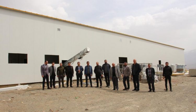 Oltu Cag Kebap Fabrikasinda makine ekipmani kuruluyor